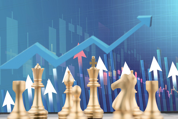 全面評估戰(zhàn)略風(fēng)險(xiǎn)，及時(shí)調(diào)整戰(zhàn)略方向