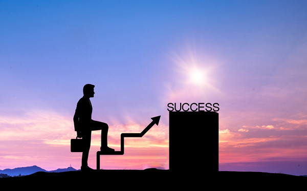 全面評估戰(zhàn)略風(fēng)險(xiǎn)，及時(shí)調(diào)整戰(zhàn)略方向