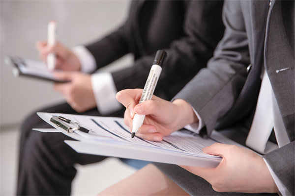 員工培訓(xùn)與發(fā)展計(jì)劃如何個(gè)性化定制以滿足成長需求？