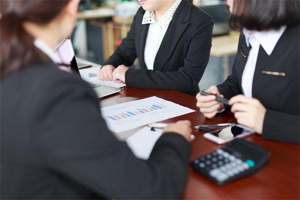 初創(chuàng)企業(yè)如何設(shè)定合理的薪酬策略吸引人才？