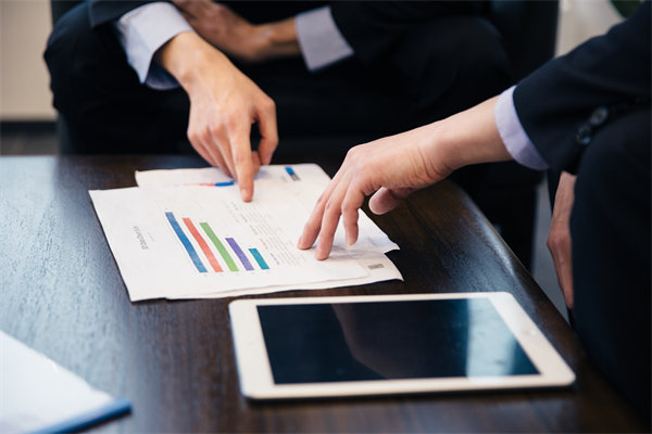 如何將企業(yè)長(zhǎng)期戰(zhàn)略目標(biāo)融入員工短期績(jī)效考核體系？