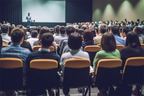 在變革中，如何有效管理組織內(nèi)部的沖突與不確定性？