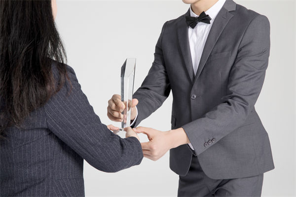 績效管理中，如何激勵優(yōu)秀員工，又幫助其提升？