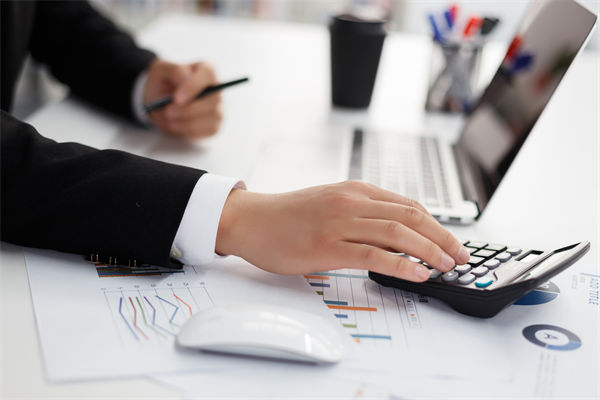 薪酬保密惹爭議，透明化管理能否化解員工信任危機？