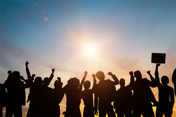 多家公司通知帶薪放假看閱兵，績效管理有何啟示？